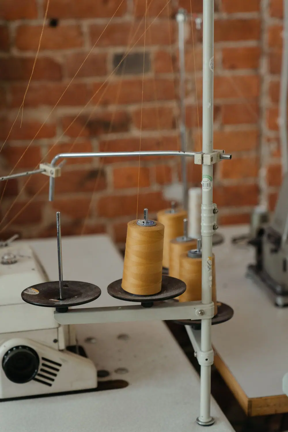 Bobines de fil et machine à coudre dans l'atelier