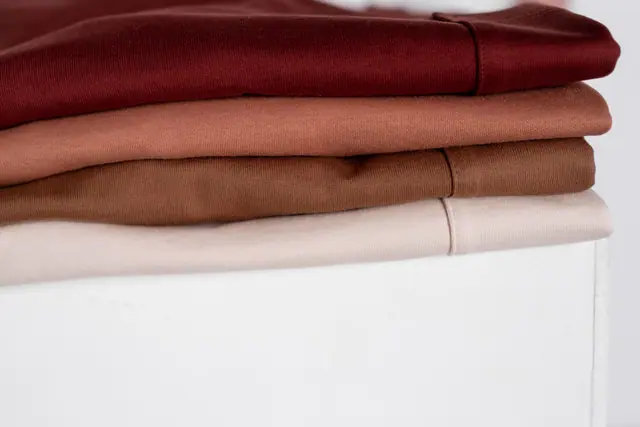 Pile de textiles pliés dans l'atelier