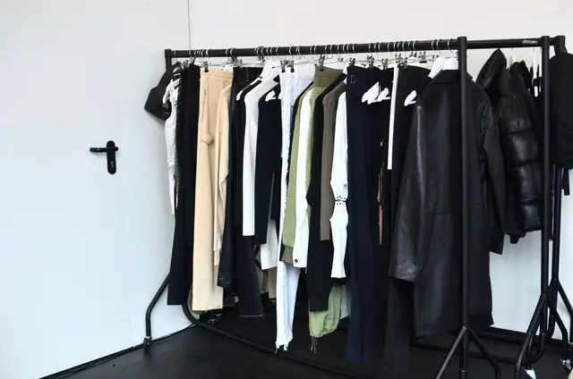 Portant de vêtements sombres dans un studio